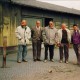 Lager Schkopau bij de Buna Werke. V.l.n.r.  Ton de Jong, Teun Meerkerk, Jaap  Henneman, Jan Beentjes en Ben Numan. Foto nr. 1 van 16 april 1991.