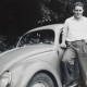 Henk Petra foto bij VW-Kever. Bron familie Petra.