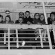 Foto van 1 april 1954.  Wim en Helena met hun 4 kinderen Tina, Ben, Wim en Arnold vertrokken uit de sluis van IJmuiden naar Sydney Australië met de Johan van Oldenbarnevelt. 