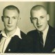 Joop Schelvis en Henk Verkooyen gefotografeerd vlak na hun terugkomst uit Kamp Amersfoort in augustus 1944.