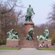 Het Bismarck monument aan de Grosser Stern in Berlijn. Uiterst links het muurtje waarvoor de foto waarschijnlijk genomen is.