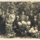 Familie de Ruiter achter hun woning. V.l.n.r. Theo, Jaap, Annie, Corrie, vader Dirk, Truus, moeder Johanna, Cees, Jan, Lauw. T.g.v. het 25-jarig huwelijk juni 1938.
